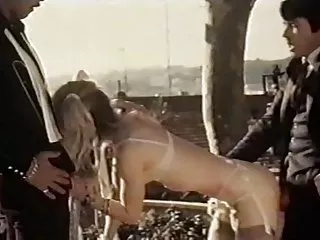 حیوانات با ماریا شیرین, عیاشی (dominique saint claire