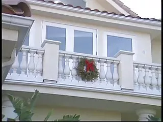 ازدواج پسر خوش شانس است که یک مرد متاهل بدون مجتمع. این همه آغاز شده است که بعد وقتی همسر اومد به دیدن دو بهترین دوستان است. آغاز شده توسط پیژامه حزب چرت زدن خسته کننده بود. جوجه ها شروع به ضربه زدن بر روی همسر خود مهربان میزبان در حالی که او را فریب دهد در اطراف با کنسول و نمی خواهم به شکستن girls ' قصیده کوتاه در اتاق بعدی. مرد فقیر قادر به سرگرم کردن مهمان یک نوشیدنی به عنوان طرح نیست برای تبدیل شدن به یک برجسته از برنامه های سرگرم حوصله مخاطب است. خانمها در زمان دور خود را از جوی استیک و شروع به بازی با, بازی و سپس چرخ متناوب licked همه حال سگ ماده, دختران شیرین,. همسر شاهد مرد مجدانه جلا کلاه دختر او دوست داشت به تماشای روند و سپس بخشی از آن است. این که چرا, هر, سگ ماده, داد, دختر خفته جوی استیک به طور کامل لذت بردن از مقاربت. خنده دار آنها را تبدیل به حزب راست حسادت برای روح می کشد!