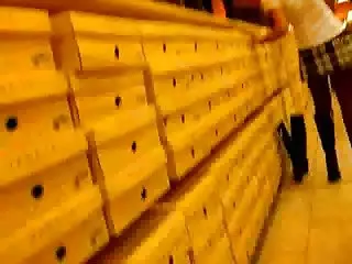 بدون لغزش dans le فروشگاه ده چکمه, زیر دامن با هیچ. ویدیو زیبایی های جوان