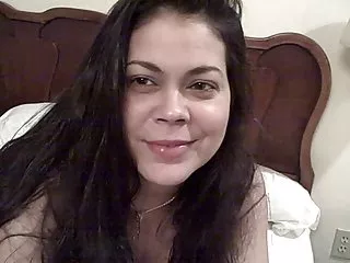 زن مرموز کارول لیلیان به نظر می رسد به طرز مرموزی در حیاط یک خانه لوکس. بزرگ زیبا چشم های زن نگاه به اطراف به دنبال مالک و لب های او مانند یک زمزمه سرود تجدید نظر نامزد. صاف به عنوان عاج پیشانی زیبایی winced هنگامی که او را دیدم در تراس یک مربی ورزش است. جوجه در زمان خاموش کفش خود را بر روی بیضوی و انجام چند حرکات او الاستیک ران. صاحب هوشمند باغ George UHL آمد به تحسین غریبه زیبا گرفته شده از یک میل به زمین بازی خود را. مردان لبخند بی خانمان در سراسر صورت تشکیل در گونه ها و چین و چروک های عمیق همانطور که او با نزدیک شدن گام ، این عشق از جوانی خود رشد کرده است تا تبدیل کامل از زنانگی. کارول آمد به تعامل با معشوق چه اتفاق نمی افتد در جوانان خود را.